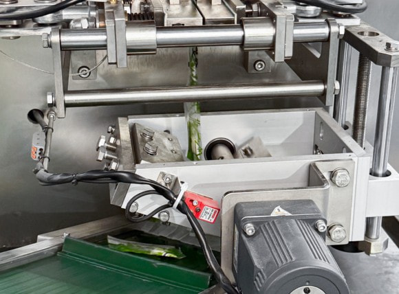 Máy đóng gói bột túi 4 biên tiết kiệm điện năng