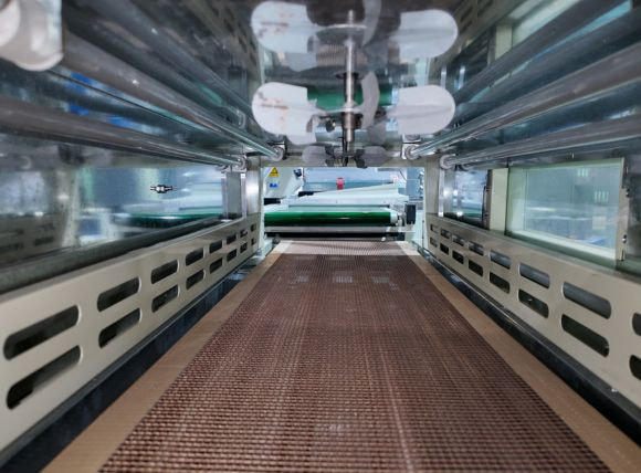 Hệ thống băng tải máy bọc màng co bán tự động