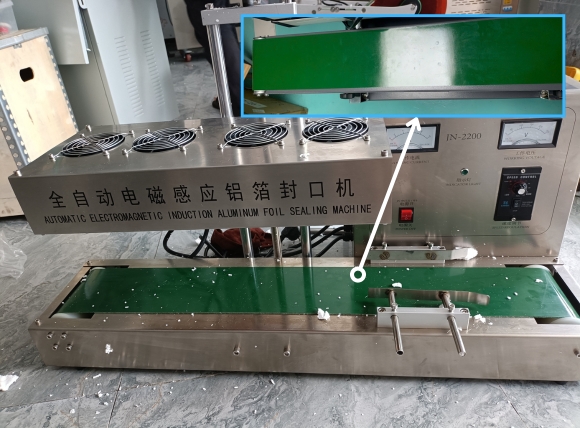 Băng tải vận chuyển sản phẩm của máy dán màng seal
