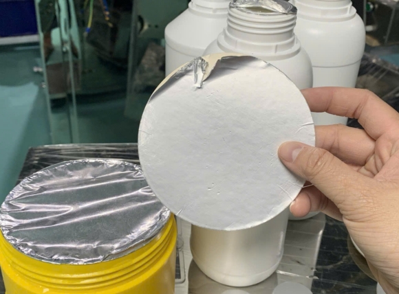 Lớp màng seal nhôm dính chặt vào giấy