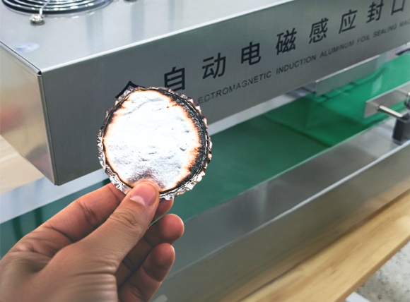 Màng seal nhôm bị cháy, bị chảy hoặc có mùi khét