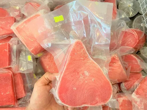 Cá ngừ đại dương được hút chân không tại Phú Yên