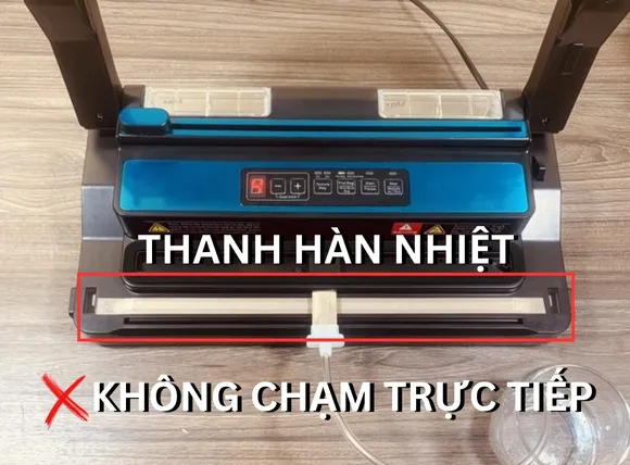 Không được chạm vào thanh hàn khi máy PW300 đang hoạt động