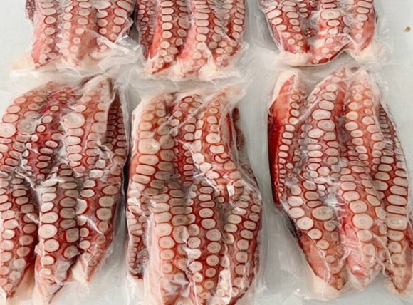 Hải sản hút chân không được sắp xếp gọn gàng