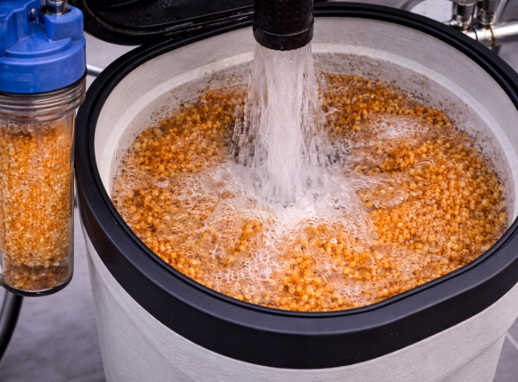 Bước rửa ngược làm sạch cặn bẩn bám trên bề mặt hạt nhựa