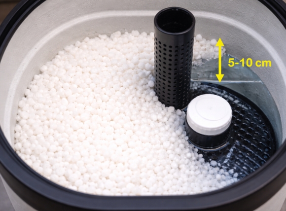 Mức muối trong bình cần duy trì cao hơn mực nước từ 5-10 cm