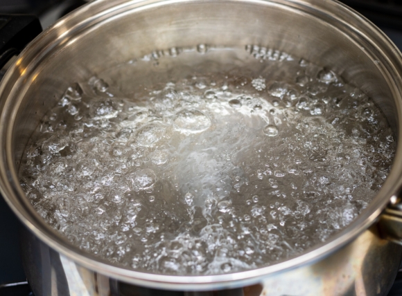 Đun sôi nước để loại bỏ nước cứng