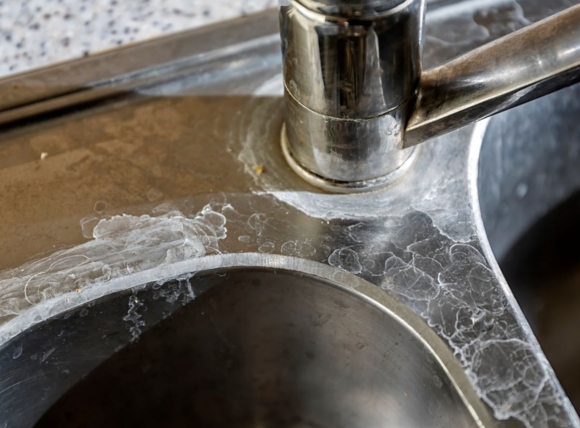 Dấu hiệu nước cứng, nước nhiễm cặn canxi