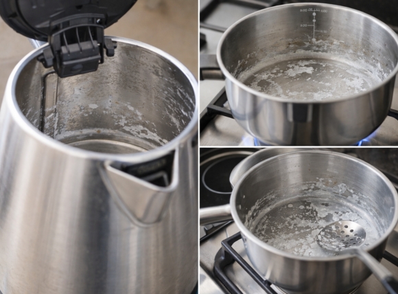 Dấu hiệu 1: Cặn trắng tích tụ trong ấm đun, nồi xoong và thiết bị đun nấu