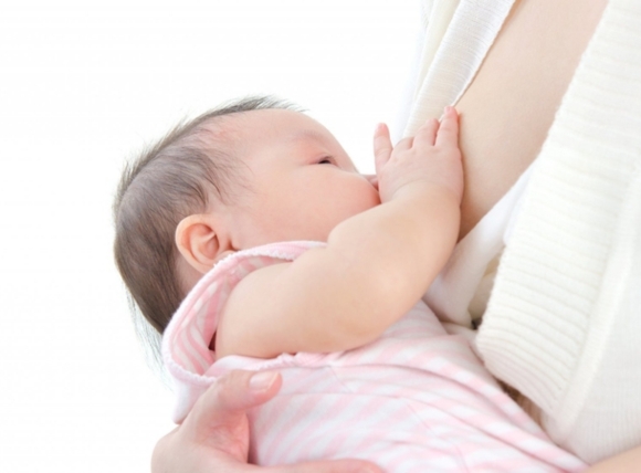 Bổ sung nước sạch giúp sản xuất sữa mẹ sau sinh