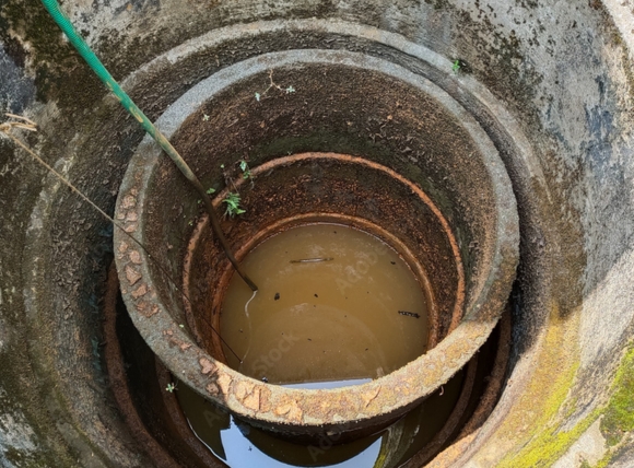 Nước giếng khoan bị nhiễm bẩn có màu vàng đục