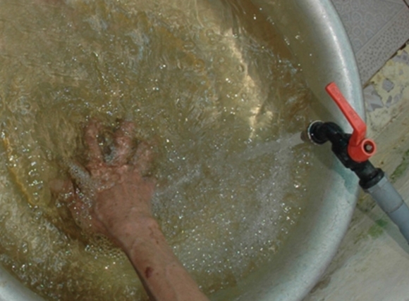 Nước giếng khoan có màu sắc bất thường