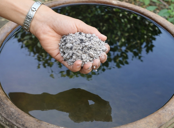 Xử lý nước giếng bằng vôi và tro bếp