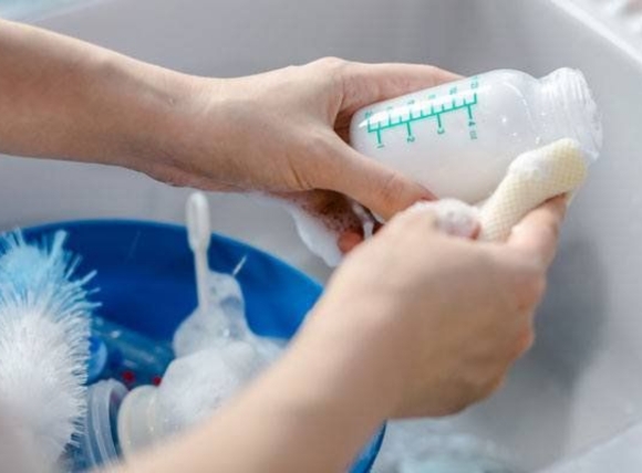 Nước sạch để vệ sinh đồ dùng cho trẻ