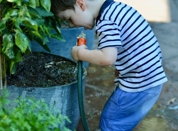 Nước sạch để vệ sinh răng miệng và cơ thể cho trẻ nhỏ