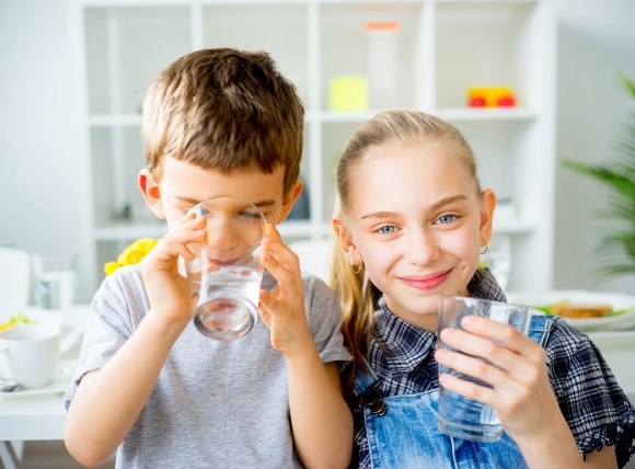 Nước sạch giúp bảo vệ cơ quan bên trong của trẻ