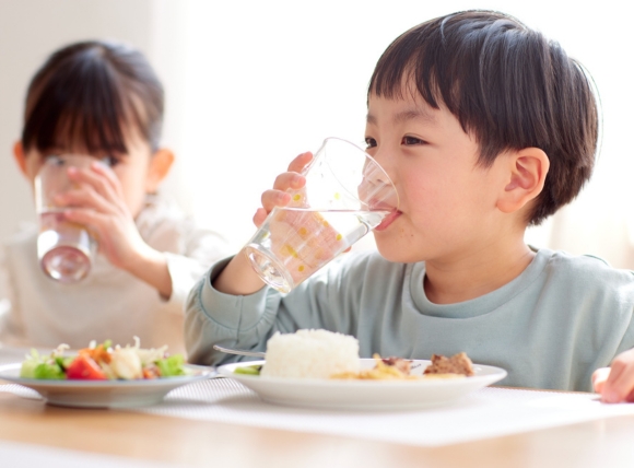 Nước sạch giúp phát triển trí não cho trẻ em