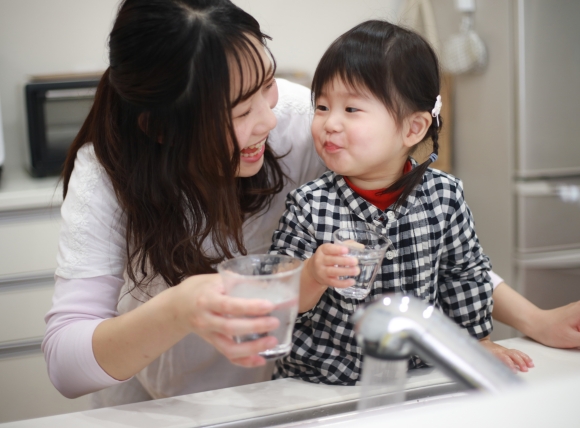 Nước sạch hỗ trợ các chức năng sống còn của cơ thể trẻ em