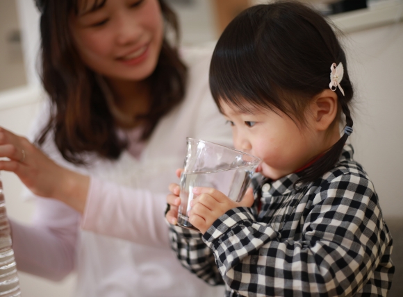 Nước sạch hỗ trợ tiêu hóa cho trẻ nhỏ