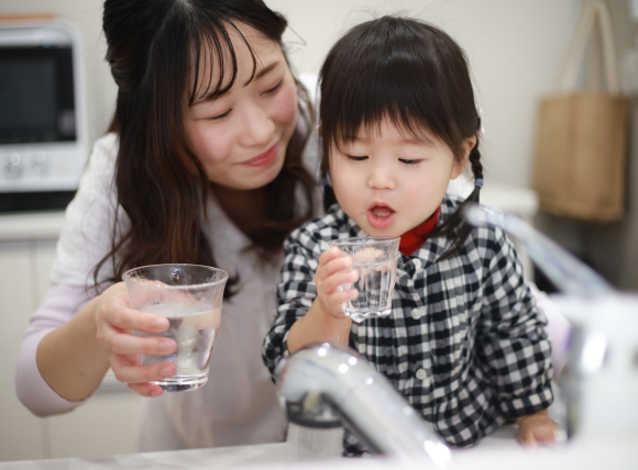 Nước sạch sử dụng để vệ sinh răng miệng cho trẻ