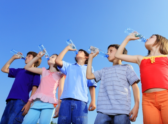 Trẻ lứa tuổi học đường sử dụng nước sạch