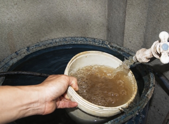 Dấu hiệu về màu sắc cho thấy nước giếng khoan bị ô nhiễm