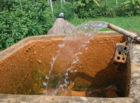 Nước có màu vàng hoặc đục sau mưa lớn