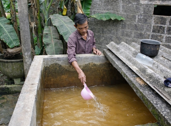 Dấu hiệu nước đầu nguồn nhiễm bẩn 1: Màu sắc bất thường