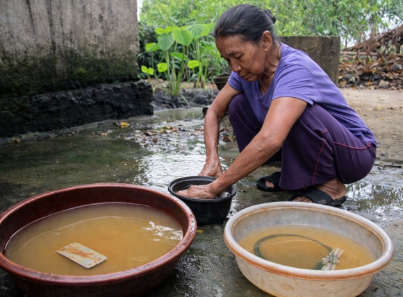 Dấu hiệu nước đầu nguồn nhiễm bẩn 1: Màu sắc bất thường