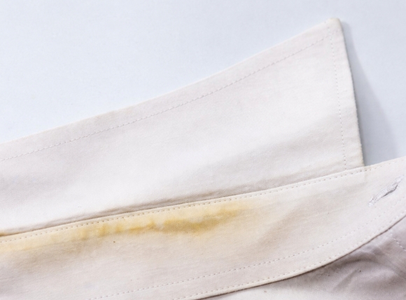 Quần áo bị ố vàng là do nước bị nhiễm sắt