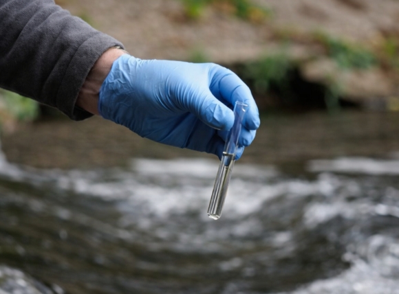 Dụng cụ chứa mẫu nước phù hợp