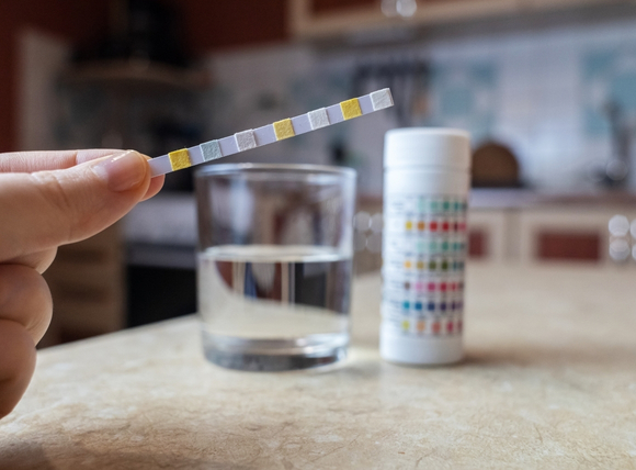 Sử dụng que thử nhanh kiểm tra nước đầu nguồn