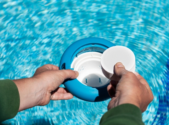 Lưu ý quan trọng khi xử lý nước bể bơi