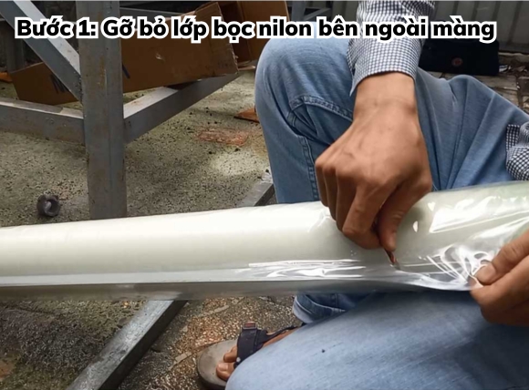 Bước 1: Gỡ bỏ lớp bọc nilon bên ngoài màng lọc trước khi lắp.