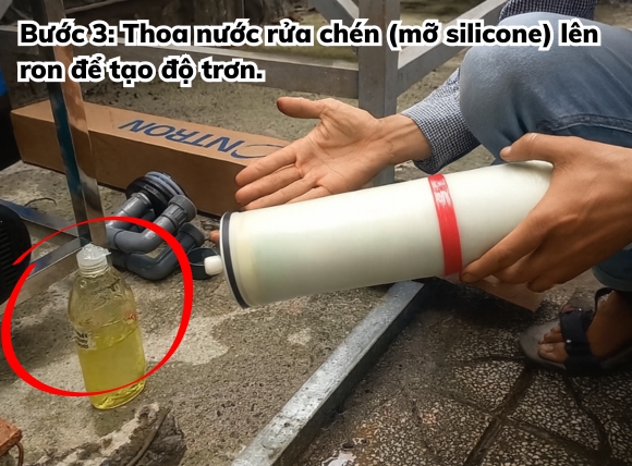 Bước 3: Thoa một lớp mỏng nước rửa chén (có thể dùng mỡ silicone) lên ron đen phía dưới màng để tạo độ trơn.