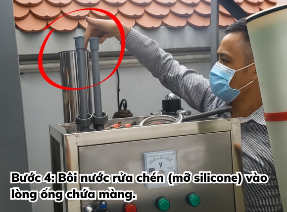 Bước 4: Bôi nước rửa chén (hoặc mỡ silicone) vào lòng ống chứa màng nhằm giúp thao tác đẩy màng lọc trong dễ dàng hơn.