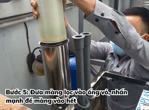 Bước 5: Đưa màng lọc vào ống vỏ, nhấn mạnh để màng vào hết. Dùng cán búa gỗ gõ nhẹ, đảm bảo màng nằm đúng vị trí.