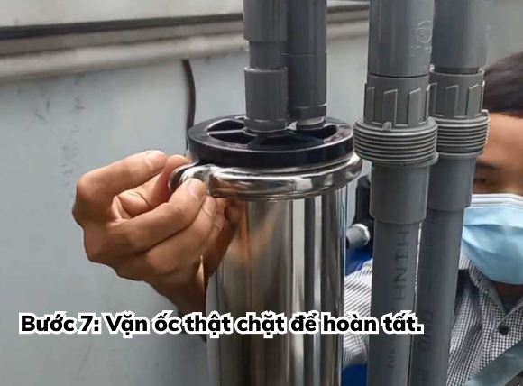 Bước 7: Dùng cùm cố định vỏ màng, vặn ốc thật chặt để hoàn tất.