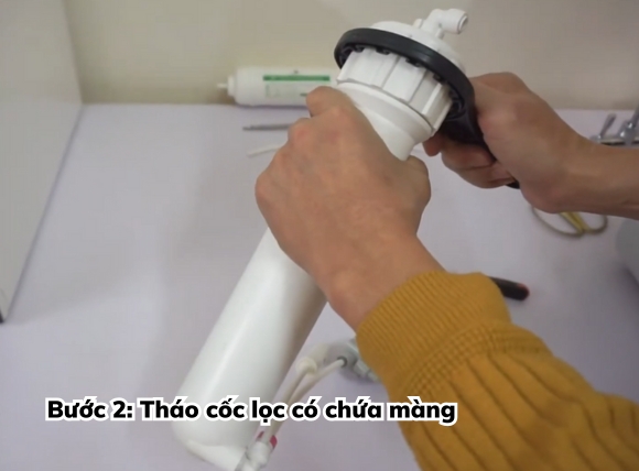 Bước 2: Tháo cốc lọc có chứa màng