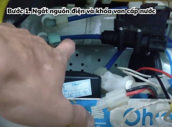 Thay màng lọc RO Bước 1 - Ngắt nguồn điện và khóa van cấp nước