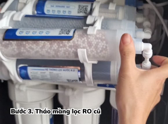 Thay màng lọc RO Bước 3 - Tháo màng lọc RO cũ