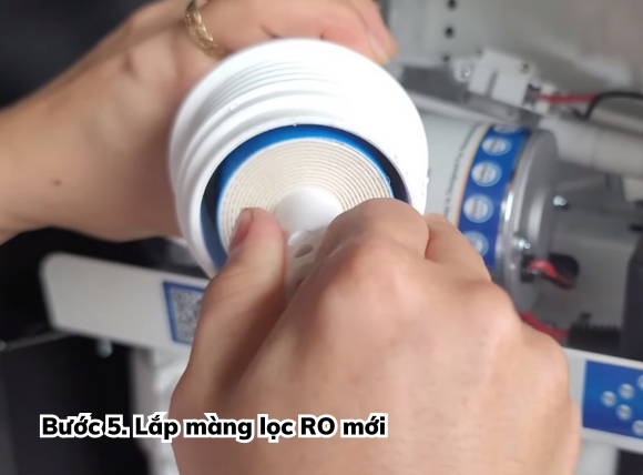 Thay màng lọc RO Bước 5 - Lắp màng lọc RO mới