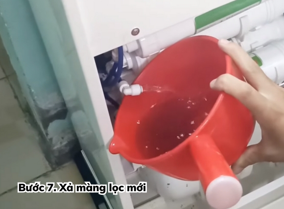 Thay màng lọc RO Bước 7 - Xả màng lọc mới
