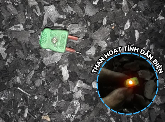 Phân biệt than hoạt tính với than thường bằng cách dẫn điện