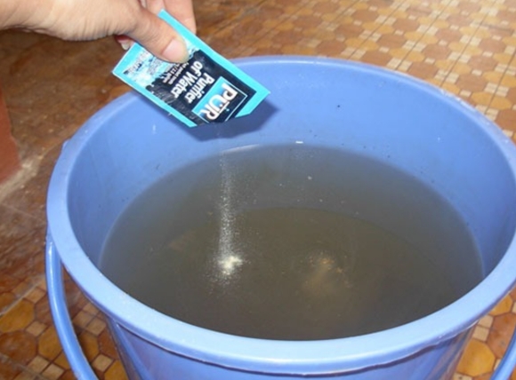 Sử dụng hóa chất Clo để làm sạch nước giếng khoan