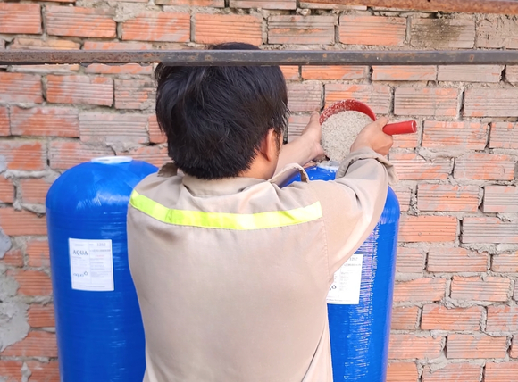 Cách lọc nước giếng khoan thủ công bằng than và cát