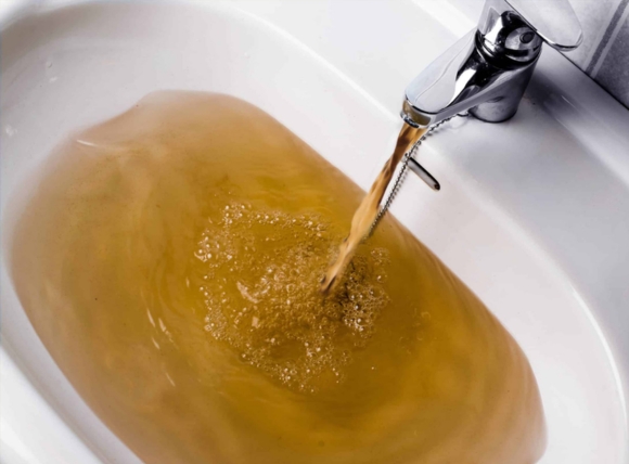 Lưu ý về cách xử lý nước giếng khoan bị vàng