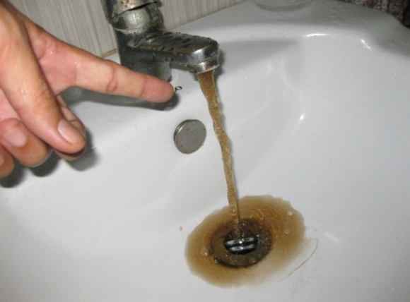 Lưu ý về cách xử lý nước giếng khoan bị vàng