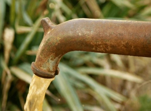 Nước giếng khoan bị vàng ảnh hưởng đến sinh hoạt