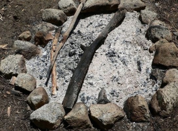 Cách dùng tro bếp xử lý nước giếng có mùi tanh